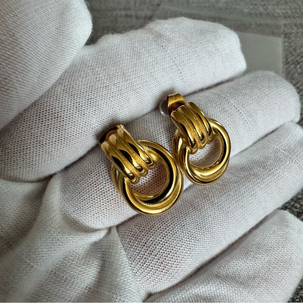 Elegant Gold Hoop Earrings - Picture 7 of 15